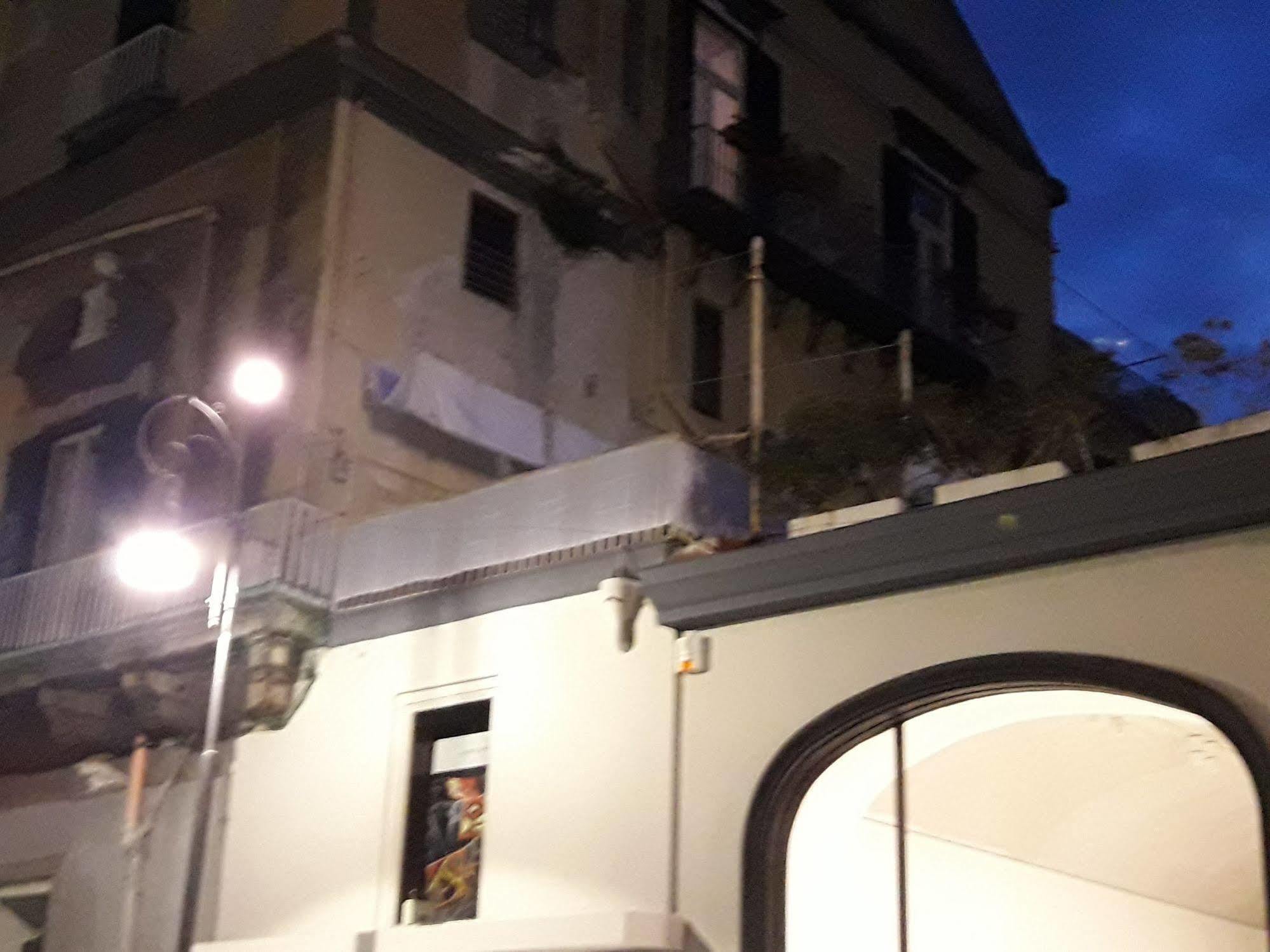 B&B Palazzo Satriano Наполи Екстериор снимка